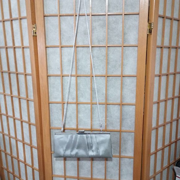 Kate Landry Silver Satin Pleated Evening Clutch Bag Kiss Lock Purse - Picture 9 of 13